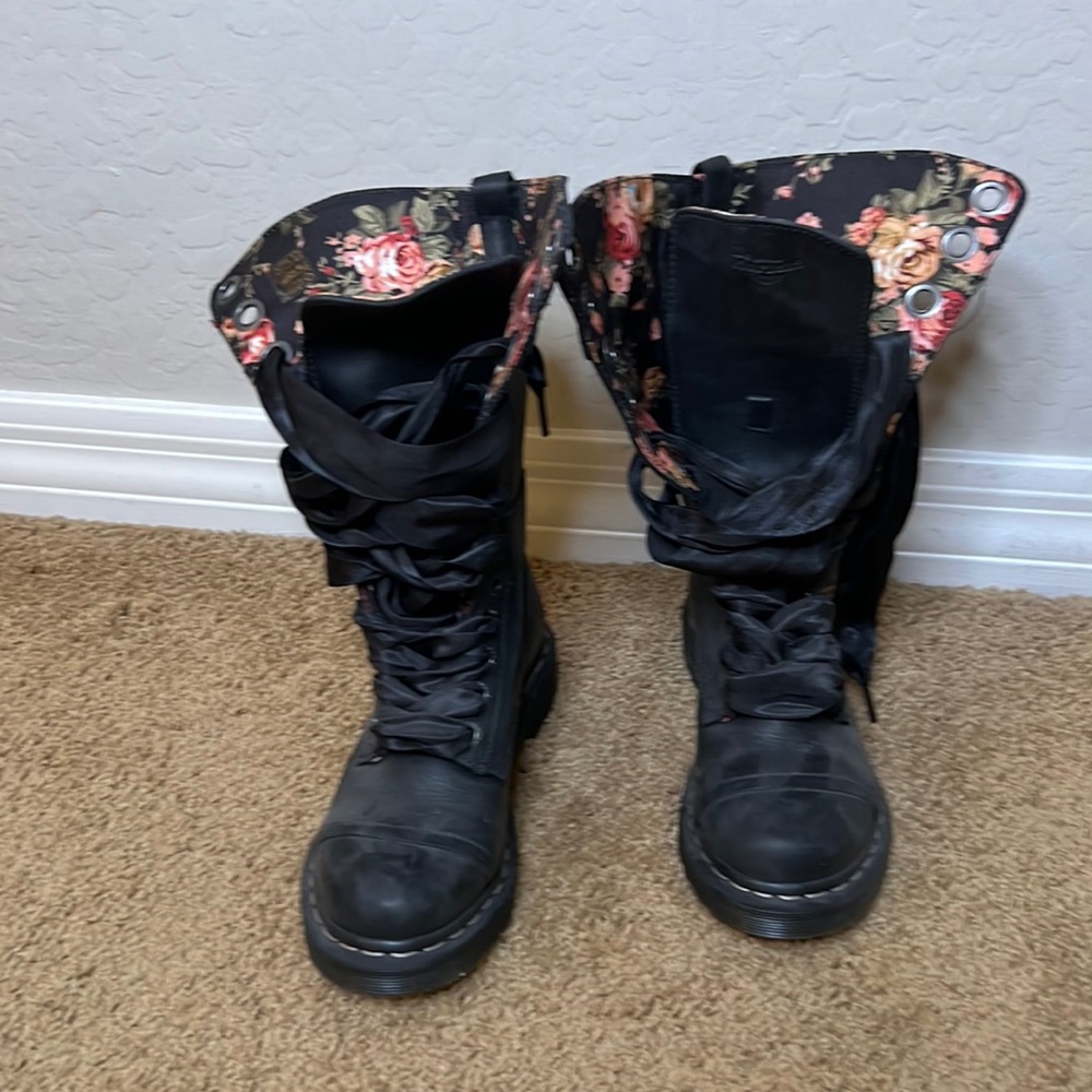 Doc martins. Never worn. Size 6.